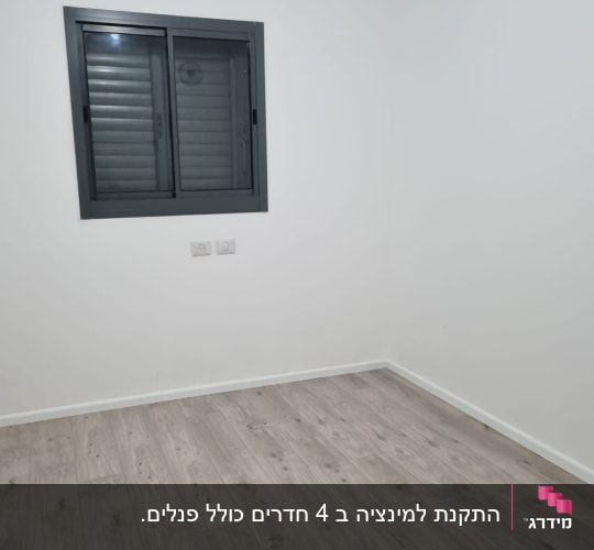 רצפת פרקט עץ בהירה בחדר ריק עם קירות לבנים